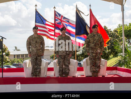 CAMP CHRISTOPHER SMITH, Hawaii (11. Mai 2017) - Generalmajor Bryan S. Fenton, Commander, Special Operations Command, Pacific, Links, und Command Sergeant Majors Joaquin S. Cruz und Shane W. Kürzere stand während der Wiedergabe des Armed Services Medley am Ende des SOCPAC Senior Advisor ändern Eingetragen von Verantwortung Zeremonie, 11. Mai 2017. Stockfoto