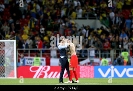 England Manager Gareth Southgate (links) feiert mit England's Eric Dier nach dem Gewinn der Fußball-Weltmeisterschaft 2018, rund 16 Gleiches an Spartak Stadium, Moskau. Stockfoto