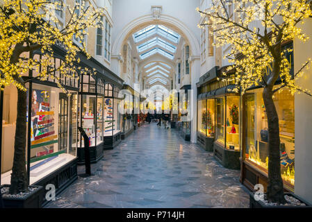 Burlington Arcade an Weihnachten, Piccadilly, West End, London, England, Vereinigtes Königreich, Europa Stockfoto