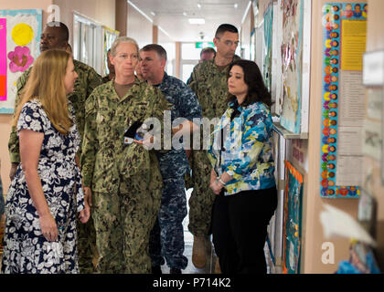 SASEBO, Japan (11. Mai 2017) Vice Adm. Mary J. Jackson prüft der Commander, US-Flotte Aktivitäten Sasebo Child Development Centre als Teil ihres Besuchs in KFBS Mai 11, 2017. Der Besuch war Teil ihrer ersten regionalen Reise seit der Übernahme des Amtes als Kommandant, Marine Installationen Befehl. Stockfoto