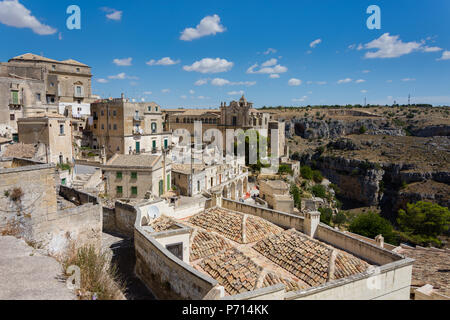 Panoramablick auf die typische Steine (Sassi di Matera) und Kirche von Matera UNESCO Kulturhauptstadt Europas 2019 unter blauem Himmel. Basilicata, Italien Stockfoto