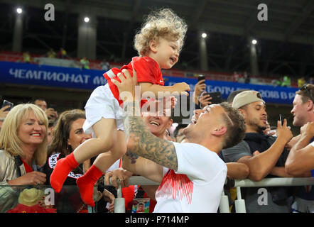 England's Kieran Trippier feiert mit seinen Sohn nach seiner Seite gewinnen das Elfmeterschießen, bei der FIFA Fußball-Weltmeisterschaft 2018, rund 16 Gleiches an Spartak Stadium, Moskau. Stockfoto