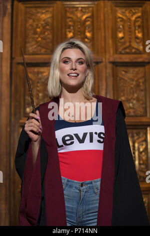 Ashley James kommt zum exklusiven Start des Harry Potter Quiz in der Great Hall bei der Warner Bros. Studio Tour London Ð The Making of Harry Potter. DRÜCKEN SIE VERBANDSFOTO. Bilddatum: Dienstag, 3. Juli 2018. DRÜCKEN SIE VERBANDSFOTO. Bilddatum: Dienstag, 3. Juli 2018. Die Harry Potter Quiz Nights in der Großen Halle finden am 5., 12. Und 19. Juli bei der Warner Bros. Studio Tour London Ð The Making of Harry Potter statt. Bildnachweis sollte lauten: David Parry/PA Wire Stockfoto