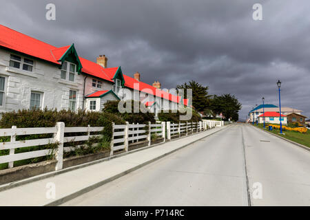 Historische Marmont Reihe, rotem Dach, weiß getünchten, Sieg Grün, Stanley, Port Stanley, Falkland Inseln, Südamerika Stockfoto