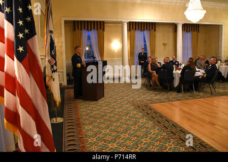 Coast Guard Kommandant Adm. Paul F. Zukunft liefert seine Äußerungen während der 2016 Coast Guard eingetragenen Personen des Jahres und Veranstaltungsräume in Fort McNair, Washington, D.C., Donnerstag, 11. Mai 2017. Während der Zeremonie, Seaman Gregory W. Jacquet wurde geehrt, wie die Soldaten des Jahres - Active-Duty Komponente, und Petty Officer 1st Class Nicole K. Cimino als die Soldaten des Jahres - Finden Komponente geehrt wurde. Us-Küstenwache Stockfoto