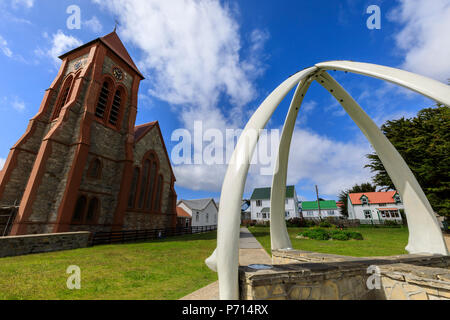 Die Christ Church Cathedral, restaurierten Fischbein Arch, traditionelle Häuser, Stanley, Port Stanley, Falkland Inseln, Südamerika Stockfoto