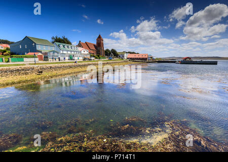 Stanley waterfront Reflexionen, Christ Church Cathedral, Fischbein Arch, Stanley, Port Stanley, Falkland Inseln, Südamerika Stockfoto