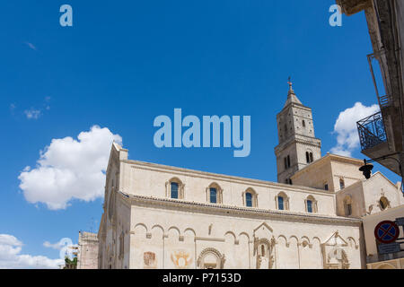 MATERA, Italien, 12. August 2017 - Blick auf Kathedrale von Matera unter blauem Himmel. Matera in Italien UNESCO Kulturhauptstadt Europas 2019 Stockfoto