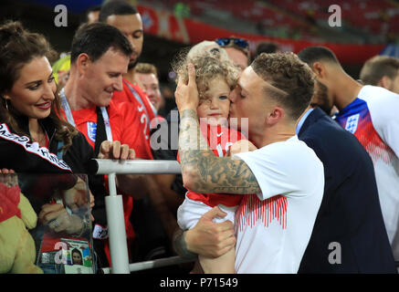 England's Kieran Trippier feiert mit seinen Sohn nach seiner Seite gewinnen das Elfmeterschießen, bei der FIFA Fußball-Weltmeisterschaft 2018, rund 16 Gleiches an Spartak Stadium, Moskau. Stockfoto