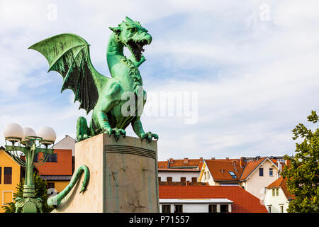 Dragon Skulpturen auf Dragon Bridge, Ljubljana, Slowenien, Europa Stockfoto