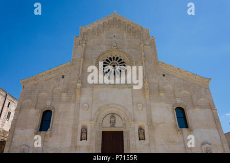 MATERA, Italien, 12. August 2017 - Blick auf Kathedrale von Matera unter blauem Himmel. Matera in Italien UNESCO Kulturhauptstadt Europas 2019 Stockfoto