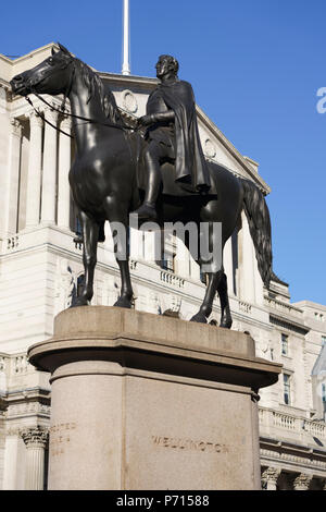 Reiterstatue des Herzogs von Wellington ausserhalb der Bank von England, City of London, London, England, Vereinigtes Königreich, Europa Stockfoto