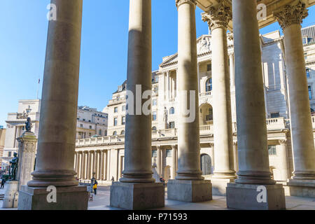 Bank von England gesehen von der Royal Exchange, City of London, London, England, Vereinigtes Königreich, Europa Stockfoto