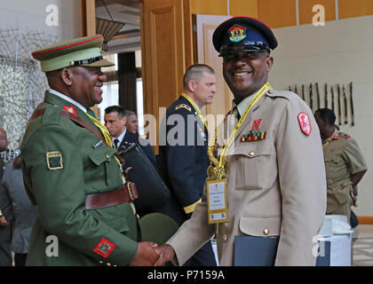 Warrant Officer 1 Patson Mwanakanje (links), ein Mitglied der sambischen Armee Hauptquartier, und Chief Warrant Officer 5 Ramous Barker, Republik Ghana Kräfte Sergeant Major, während die afrikanische Land Kräfte Gipfel, in Lilongwe, Malawi, 11. Mai 2017 zu sozialisieren. Koester ist eine jährliche, einwöchigen Seminar in dem Land Kraft Leiter aus ganz Afrika für offenen Dialog zu diskutieren und kooperative Lösungen für regionale und überregionale Herausforderungen und Bedrohungen entwickeln. Stockfoto