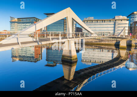Wellenlinie tradeston Brücke (Bridge), Fußgängerbrücke über den Fluss Clyde, Glasgow, Schottland, Großbritannien, Europa widerspiegelt Stockfoto