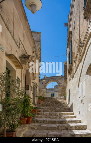 MATERA, Italien, 12. August 2017: typische Gasse mit Treppen von Matera, Altstadt, UNESCO Weltkulturerbe und Kulturhauptstadt Europas 2019, Matera, Stockfoto