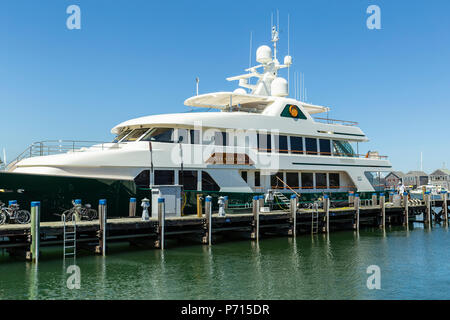 Super-yacht hadowL" in der Marina in Nantucket, Massachusetts angedockt. Stockfoto