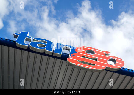 Tango Anmelden an der Tankstelle. tango betreibt ein Netzwerk von automatische unbemannte Stationen in den Niederlanden und wird von Kuwait Petroleum besessen. Stockfoto