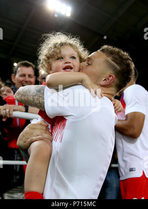 England's Kieran Trippier feiert mit seinen Sohn nach dem Gewinn der Fußball-Weltmeisterschaft 2018, rund 16 Gleiches an Spartak Stadium, Moskau. Stockfoto