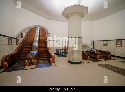 Art Deco Holz- Rolltreppe, Fußgängertunnel von St. Anna unter der Schelde, Antwerpen, Belgien, Europa Stockfoto