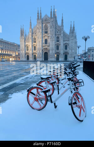 Abgestellte Fahrräder durch Schnee in Piazza Duomo, Mailand, Lombardei, Italien, Italien, Europa Stockfoto