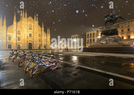 Abgestellte Fahrräder in Piazza Duomo während einer Nacht Schneefall, Mailand, Lombardei, Italien, Italien, Europa Stockfoto