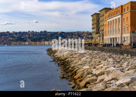 Promenierenden Masse an der Via Partenope Uferpromenade entlang des Golfs von Neapel, vor der Universität Congress Center Gebäude, Neapel, Kampanien, Italien Stockfoto