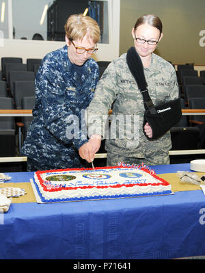 SAN ANTONIO (11. Mai 2017) der hinteren Adm. Rebecca Mc Cormick-Boyle, Links, Commander, Marine Medizin Bildung, Ausbildung und Logistik Befehl, schneidet ein zeremonielles Kuchen mit Staff Sgt. Kaitlyn Montenegro während einer Feier für nationale Krankenschwestern Woche in der medizinischen Ausbildung Campus. Marine und Luftwaffe Krankenschwestern und Medizintechniker gemeinsam in mehreren Gesundheit Sonderangebote Aktivitäten während der Woche zu Krankenschwestern Woche gedenken teilgenommen. Stockfoto