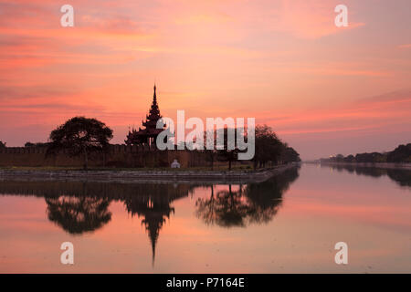 Sonnenuntergang Blick auf den Königlichen Palast, Stadtgraben und Stadtmauer in Mandalay, Myanmar (Birma), Asien Stockfoto