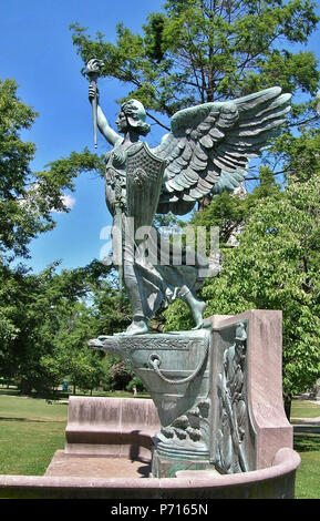 Englisch: Spanisch-Amerikanischen Krieg Denkmal mit dem Titel "Geist des Sieges" von Evelyn B. Longman, 1926. In Bushnell Park, Hartford, Connecticut. Dieses Foto zeigt die alte Patina vor der Statue nachgearbeitet wurde. 21 Juli 2012, 14:05:06 1 Geist der Sieg von Evelyn B. Longman, Hartford, CT - Juli 2012 Stockfoto