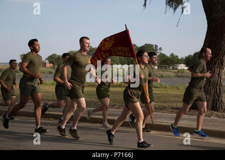 Bekämpfung der Kamera Marines an Bord der Marine Corps Air Station Beaufort, S.C., und Marine Corps Depot rekrutieren, Parris Island (MCRD PI), S.C. stationiert, die Teilnahme an einem 5 K Memorial Run an Bord MCRD PI, 11. Mai 2017. Der Lauf wurde in Erinnerung an Cpl statt. Sara Medina und Lance Cpl. Jakob Hug, der 12. Mai 2015 starb, als ein UH-1Y Huey Hubschrauber mit Marine Light Attack Helicopter Squadron 469 während des Betriebs Sahayohi Haat, einem multinationalen humanitären und Katastrophenhilfe Anstrengungen, in Nepal abgestuerzt. Stockfoto