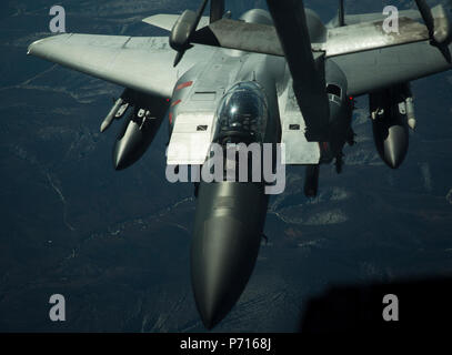 Ein US-Air Force F-15E Strike Eagle mit 48th Kämpfer-Flügel am Royal Air Force Lakenheath, England, verbindet sich der Kraftstoff-Boom eine US Luftwaffe KC-10 Extender während einer Antenne Betankung Operation über gemeinsame Pacific-Alaska Range-Komplex zur Unterstützung der nördlichen Rand 2017 11. Mai 2017. Die Übung ist Alaskas größte und führende gemeinsame Übung zur Praxis Operationen, Techniken und Verfahren sowie die Interoperabilität zwischen den Diensten zu verbessern. Die Übung bietet praxisnahe Kenntnisse in Erkennung und Verfolgung der Einheiten auf dem Meer, in der Luft und auf dem Land und respon Stockfoto