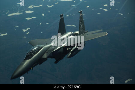 Ein US-Air Force F-15E Strike Eagle mit 46th Test Wing basierend auf der Eglin Air Force Base, Florida, trennt die Kraftstoff-Boom eine US Luftwaffe KC-10 Extender während einer Antenne Betankung Operation über gemeinsame Pacific-Alaska Range-Komplex zur Unterstützung der nördlichen Rand 2017 11. Mai 2017. Die Übung ist Alaskas größte und führende gemeinsame Übung zur Praxis Operationen, Techniken und Verfahren sowie die Interoperabilität zwischen den Diensten zu verbessern. Die Übung bietet praxisnahe Kenntnisse in Erkennung und Verfolgung der Einheiten auf dem Meer, in der Luft und an Land und Antwort t Stockfoto