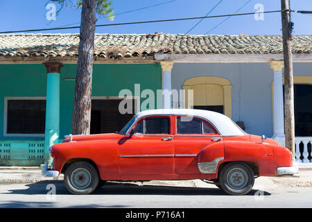 Red vintage American Auto auf der Straße geparkt neben bunten Gebäude in Vinales, Kuba, Karibik, Karibik, Zentral- und Lateinamerika Stockfoto