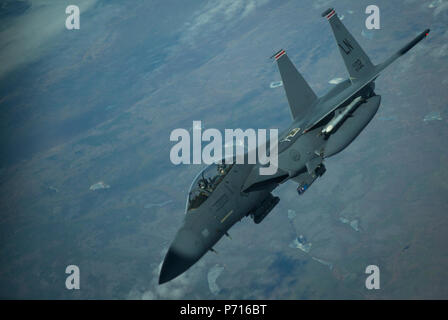 Ein US-Air Force F-15E Strike Eagle mit 48th Kämpfer-Flügel am Royal Air Force Lakenheath, England, trennt die Kraftstoff-Boom eine US Luftwaffe KC-10 Extender während einer Antenne Betankung Operation über gemeinsame Pacific-Alaska Range-Komplex zur Unterstützung der nördlichen Rand 2017 11. Mai 2017. Die Übung ist Alaskas größte und führende gemeinsame Übung zur Praxis Operationen, Techniken und Verfahren sowie die Interoperabilität zwischen den Diensten zu verbessern. Die Übung bietet praxisnahe Kenntnisse in Erkennung und Verfolgung der Einheiten auf dem Meer, in der Luft und auf dem Land und r Stockfoto