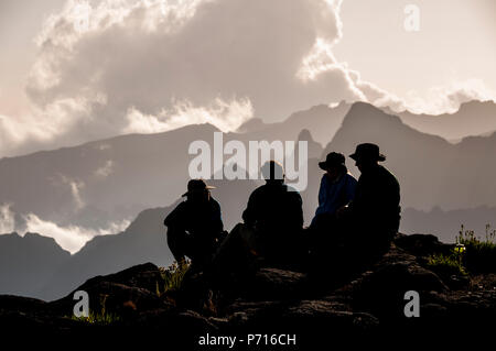 Eine Gruppe von Trekker entspannend nach einem langen Tag im neuen Shira Camp auf der Machame Route auf den Gipfel des Kilimanjaro, Tansania, Ostafrika, Südafrika Stockfoto