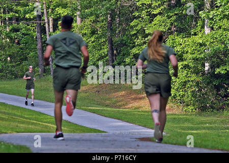 Us Marine Corps combat Kamera Personal aus verschiedenen Einheiten innerhalb des geografischen Gebiets, die Teilnahme an einem Memorial Run gefallen bekämpfen Kamera Mitglieder zu ehren, Camp Lejeune, N.C., 11. Mai 2017. Cpl. Sara Medina, eine Bekämpfung der Fotograf, und Lance Cpl. Jakob Hug, eine Bekämpfung der Videofilmer, gab das ultimative Opfer während der Bereitstellung humanitärer Hilfe und Katastrophenhilfe zu abgelegenen Dörfern in Nepal in der entsetzlichen Notwendigkeit der Beihilfe während des Betriebs Sahayogi Haat. Stockfoto