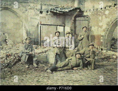 Français: Reims, Ruinen du Cloitre des Cordeliers soldats de la Brigade russe Debüt 1917, autochrome de La Première Guerre mondiale. 1917 2012 pour les Modifikationen, le téléversement 55 Reims Ruinen cloitre Cordeliers brigade Russe 1917 Stockfoto