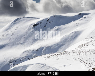 Frische lawine Ablagerungen auf Carn nan Sac, 920m, auf den Hügeln über Glenshee Skigebiet in die Cairngorm National Park, Schottland, Großbritannien, Europa Stockfoto