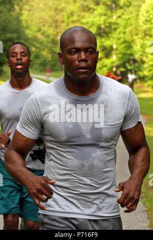 Us Marine Corps Lance Cpl. Careaf Henson, Bekämpfung der Fotograf, 2nd Marine Division, nimmt an einem Memorial Run gefallen bekämpfen Kamera Mitglieder zu ehren, Camp Lejeune, N.C., 11. Mai 2017. Cpl. Sara Medina, eine Bekämpfung der Fotograf, und Lance Cpl. Jakob Hug, eine Bekämpfung der Videofilmer, gab das ultimative Opfer während der Bereitstellung humanitärer Hilfe und Katastrophenhilfe zu abgelegenen Dörfern in Nepal in der entsetzlichen Notwendigkeit der Beihilfe während des Betriebs Sahayogi Haat. Stockfoto