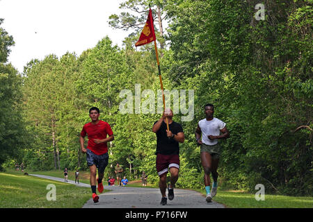 Us Marine Corps combat Kamera Personal aus verschiedenen Einheiten innerhalb des geografischen Gebiets, die Teilnahme an einem Memorial Run gefallen bekämpfen Kamera Mitglieder zu ehren, Camp Lejeune, N.C., 11. Mai 2017. Cpl. Sara Medina, eine Bekämpfung der Fotograf, und Lance Cpl. Jakob Hug, eine Bekämpfung der Videofilmer, gab das ultimative Opfer während der Bereitstellung humanitärer Hilfe und Katastrophenhilfe zu abgelegenen Dörfern in Nepal in der entsetzlichen Notwendigkeit der Beihilfe während des Betriebs Sahayogi Haat. Stockfoto