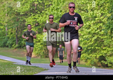 Us Marine Corps combat Kamera Personal aus verschiedenen Einheiten innerhalb des geografischen Gebiets, die Teilnahme an einem Memorial Run gefallen bekämpfen Kamera Mitglieder zu ehren, Camp Lejeune, N.C., 11. Mai 2017. Cpl. Sara Medina, eine Bekämpfung der Fotograf, und Lance Cpl. Jakob Hug, eine Bekämpfung der Videofilmer, gab das ultimative Opfer während der Bereitstellung humanitärer Hilfe und Katastrophenhilfe zu abgelegenen Dörfern in Nepal in der entsetzlichen Notwendigkeit der Beihilfe während des Betriebs Sahayogi Haat. Stockfoto