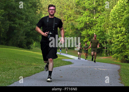 Us Marine Corps Hauptgefreiter Timothy Lutz, Bekämpfung der Fotograf, 2nd Marine Division, nimmt Fotos während der Teilnahme an einem Memorial Run gefallen bekämpfen Kamera Mitglieder zu ehren, Camp Lejeune, N.C., 11. Mai 2017. Cpl. Sara Medina, eine Bekämpfung der Fotograf, und Lance Cpl. Jakob Hug, eine Bekämpfung der Videofilmer, gab das ultimative Opfer während der Bereitstellung humanitärer Hilfe und Katastrophenhilfe zu abgelegenen Dörfern in Nepal in der entsetzlichen Notwendigkeit der Beihilfe während des Betriebs Sahayogi Haat. Stockfoto