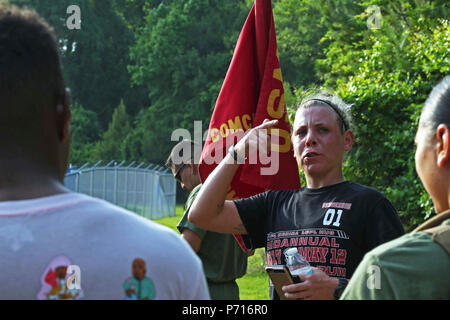 Us Marine Corps Sgt. Kassie McDole, Bekämpfung Videofilmer, 2nd Marine Division, gibt ihr Erläuterungen nach einem Memorial Run gefallen bekämpfen Kamera Mitglieder zu ehren, Camp Lejeune, N.C., 11. Mai 2017. Cpl. Sara Medina, eine Bekämpfung der Fotograf, und Lance Cpl. Jakob Hug, eine Bekämpfung der Videofilmer, gab das ultimative Opfer während der Bereitstellung humanitärer Hilfe und Katastrophenhilfe zu abgelegenen Dörfern in Nepal in der entsetzlichen Notwendigkeit der Beihilfe während des Betriebs Sahayogi Haat. Stockfoto