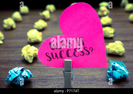 Schreiben Hinweis Vertretung war es Erfolg Frage. Business Foto präsentieren Glückliche Gefühl nach Erfolg im Leben Papier Objekte Gedanken hart Crum Stockfoto