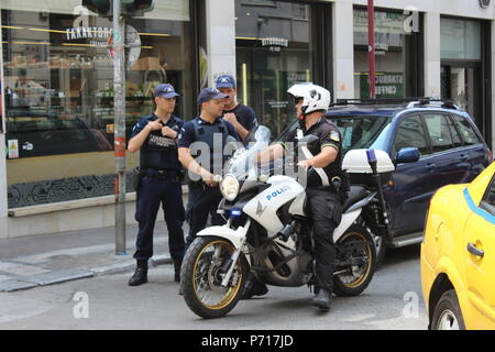 Eine Gruppe von Polizisten, ein Motorrad cop, Athen Straße Griechenland Stockfoto