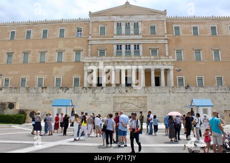 Zeremonielle Wechsel der Wachen vor dem griechischen Parlament in Athen Griechenland Stockfoto