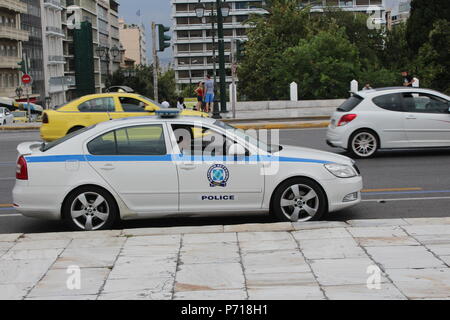 Polizei Auto und Taxi in Athen Straße Griechenland Stockfoto