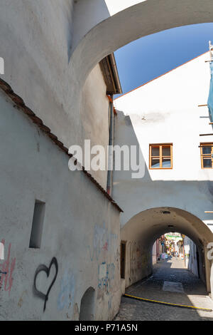 KOSICE, SLOWAKEI - Oktober 02, 2017: mittelalterlichen Mauern von miklus Gefängnis Museum und Kunsthandwerk Lane Street. Kosice ist die größte Stadt im Osten der Slowakei und Stockfoto