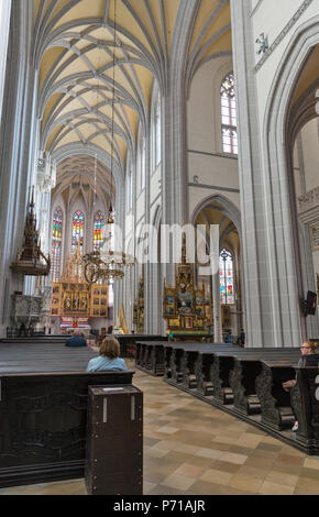 KOSICE, SLOWAKEI - 02 Oktober, 2017: Die Menschen besuchen Sie die Kathedrale von St. Elizabeth. Kosice ist die größte Stadt im Osten der Slowakei und in 2013 war der Europ Stockfoto